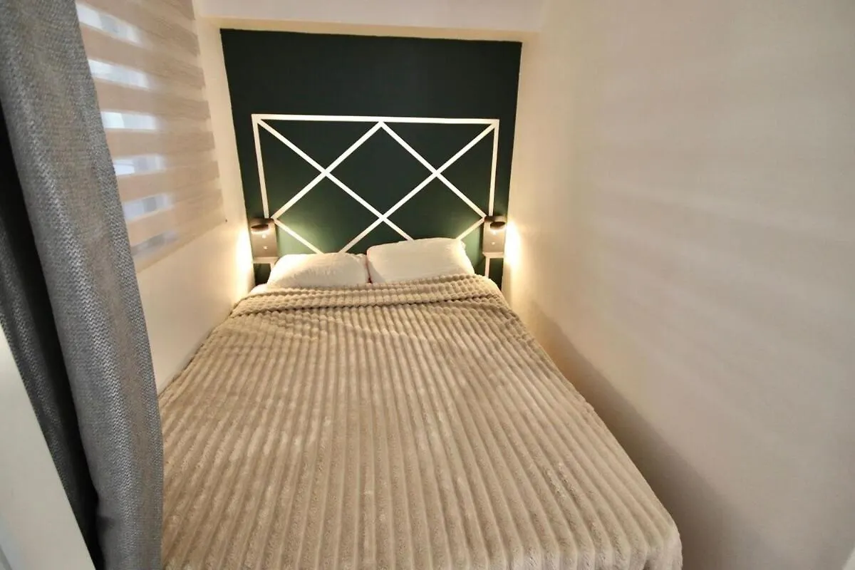 Lovely 2 Rooms 25M2 - Pool - Ac - Terrace Antibes 0*,  France